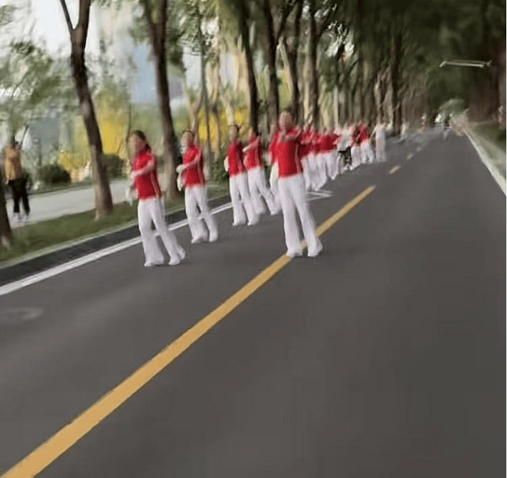 武漢大媽拉線封路跳廣場舞，懸掛告示“鍛煉區(qū)域車輛繞行”？當(dāng)?shù)鼗貞?yīng)