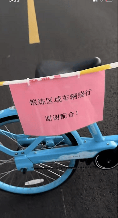 武漢大媽拉線封路跳廣場舞，懸掛告示“鍛煉區(qū)域車輛繞行”？當(dāng)?shù)鼗貞?yīng)