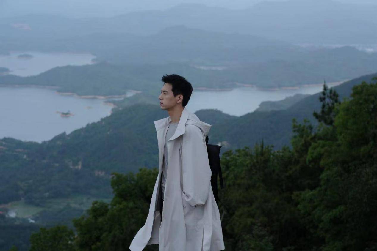 專訪李現(xiàn)：劇中蔣長揚牡丹抱負(fù)相投，劇外與楊紫是同頻好友
