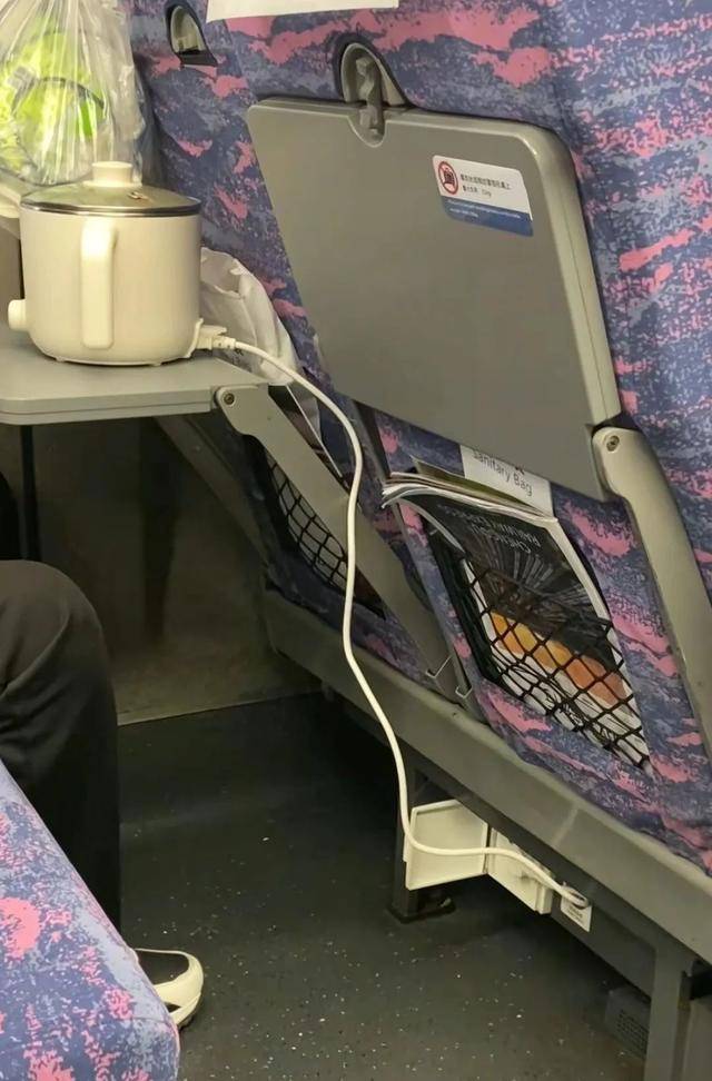 乘客在高鐵上使用小型電煮鍋？12306回應：可以帶但不能使用