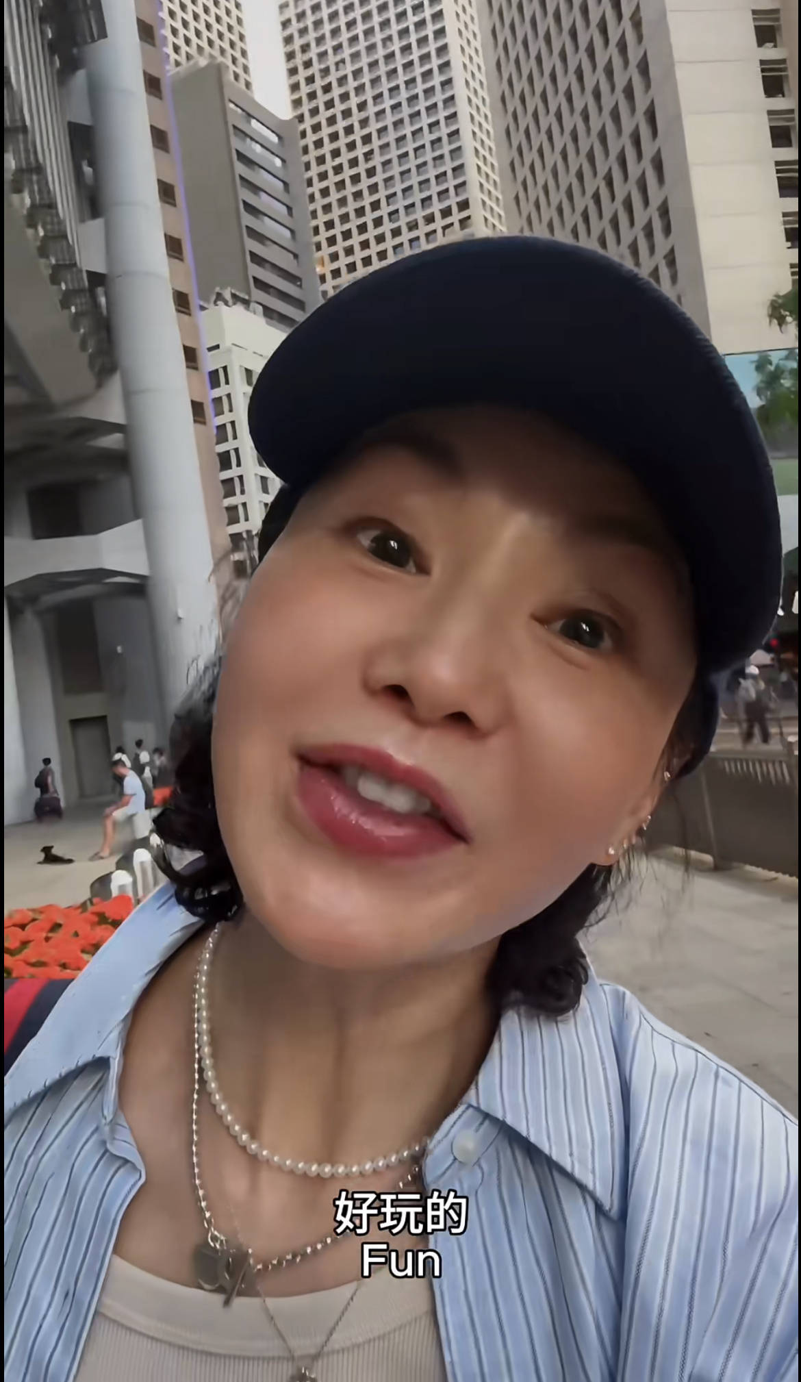 60歲張曼玉突然營業(yè)，穿79元T恤配10萬珠寶，生活如此鮮活松弛！