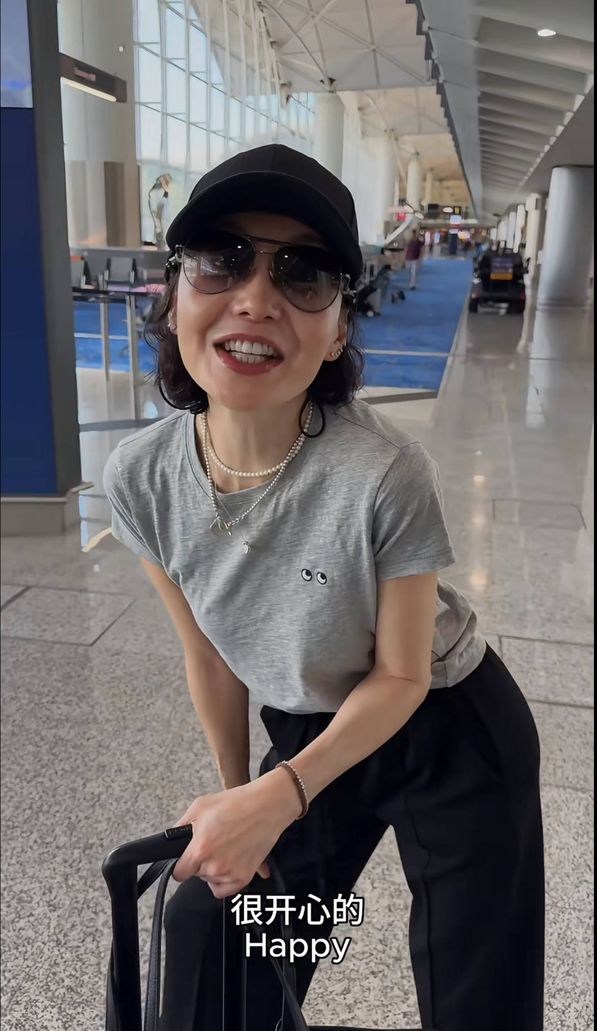 60歲張曼玉突然營業(yè)，穿79元T恤配10萬珠寶，生活如此鮮活松弛！