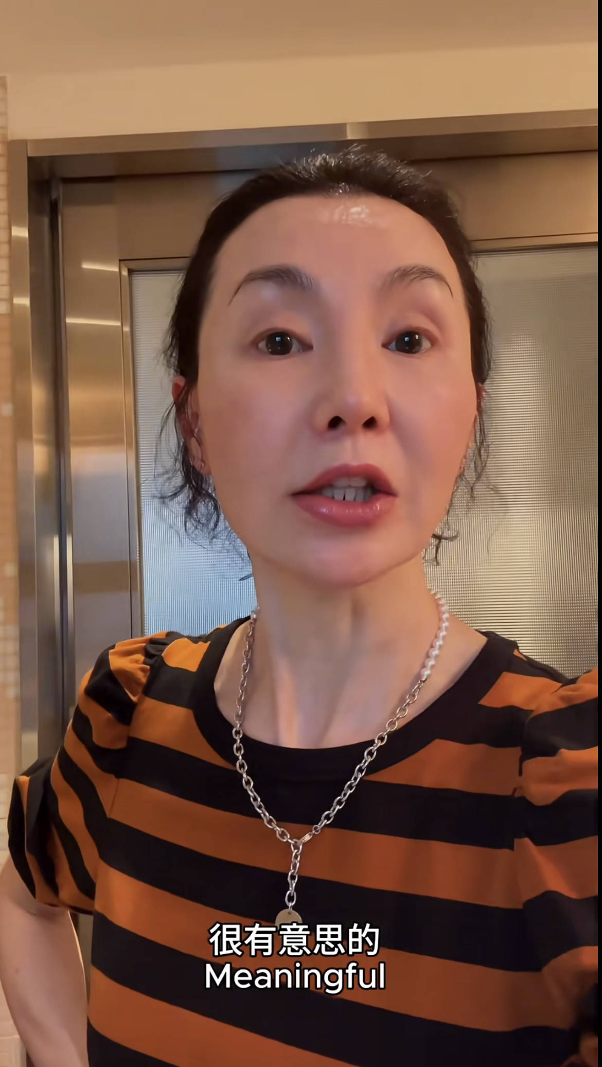60歲張曼玉突然營業(yè)，穿79元T恤配10萬珠寶，生活如此鮮活松弛！