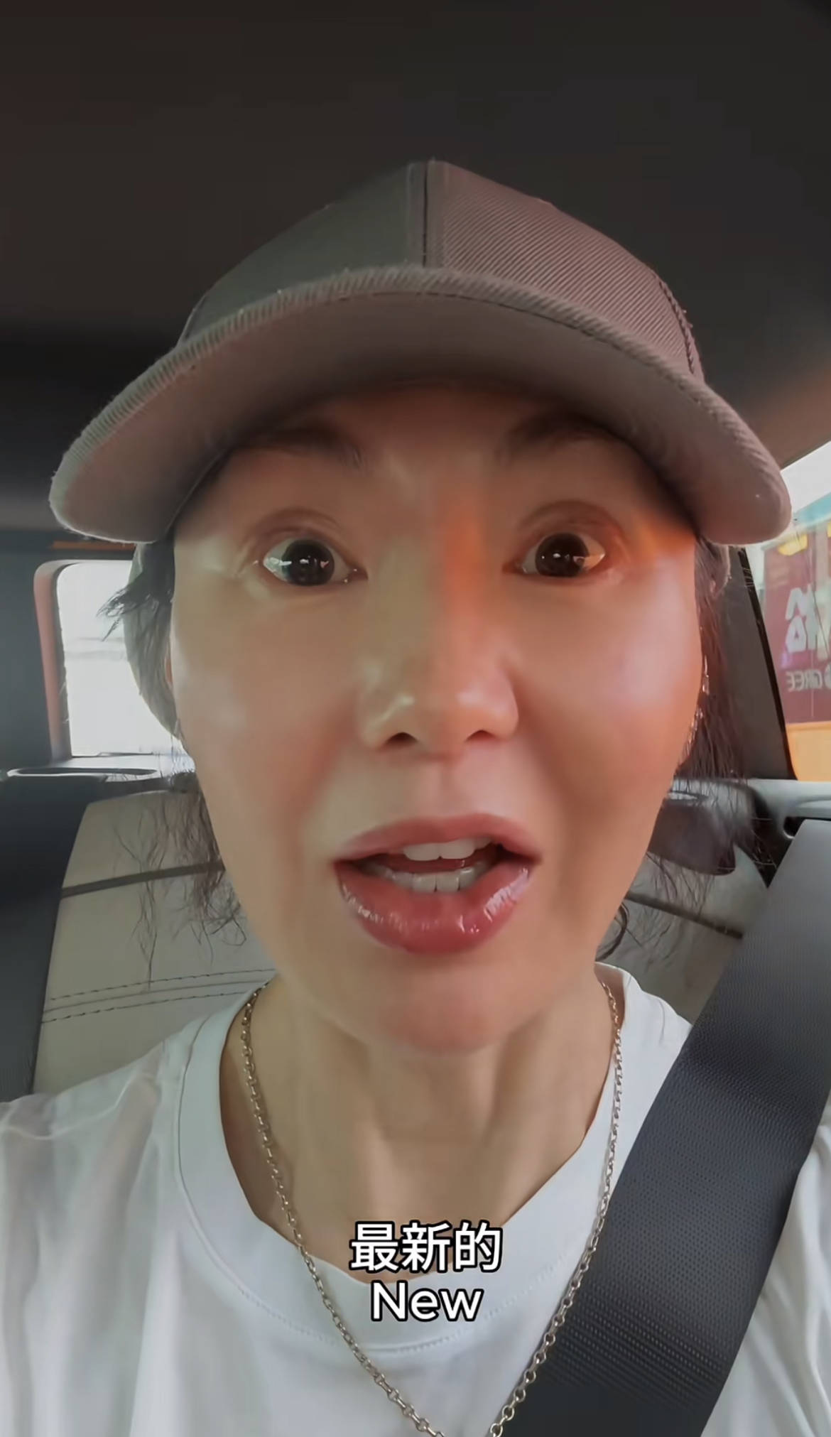 60歲張曼玉突然營業(yè)，穿79元T恤配10萬珠寶，生活如此鮮活松弛！