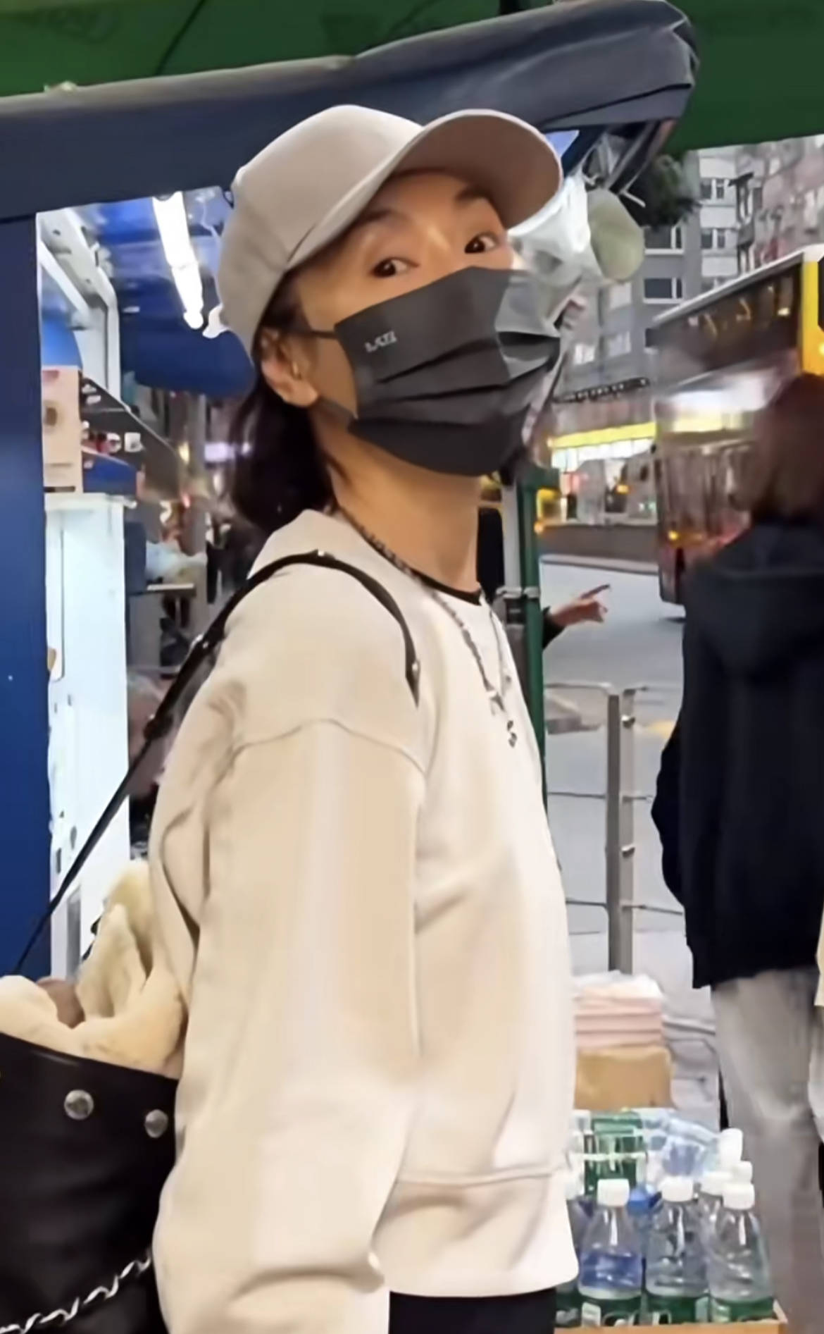 60歲張曼玉突然營業(yè)，穿79元T恤配10萬珠寶，生活如此鮮活松弛！