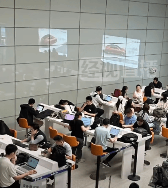 上海虹橋機場回應(yīng)登機口“班味”濃、充電臺座無虛席像自習室：公共充電臺可以自由使用