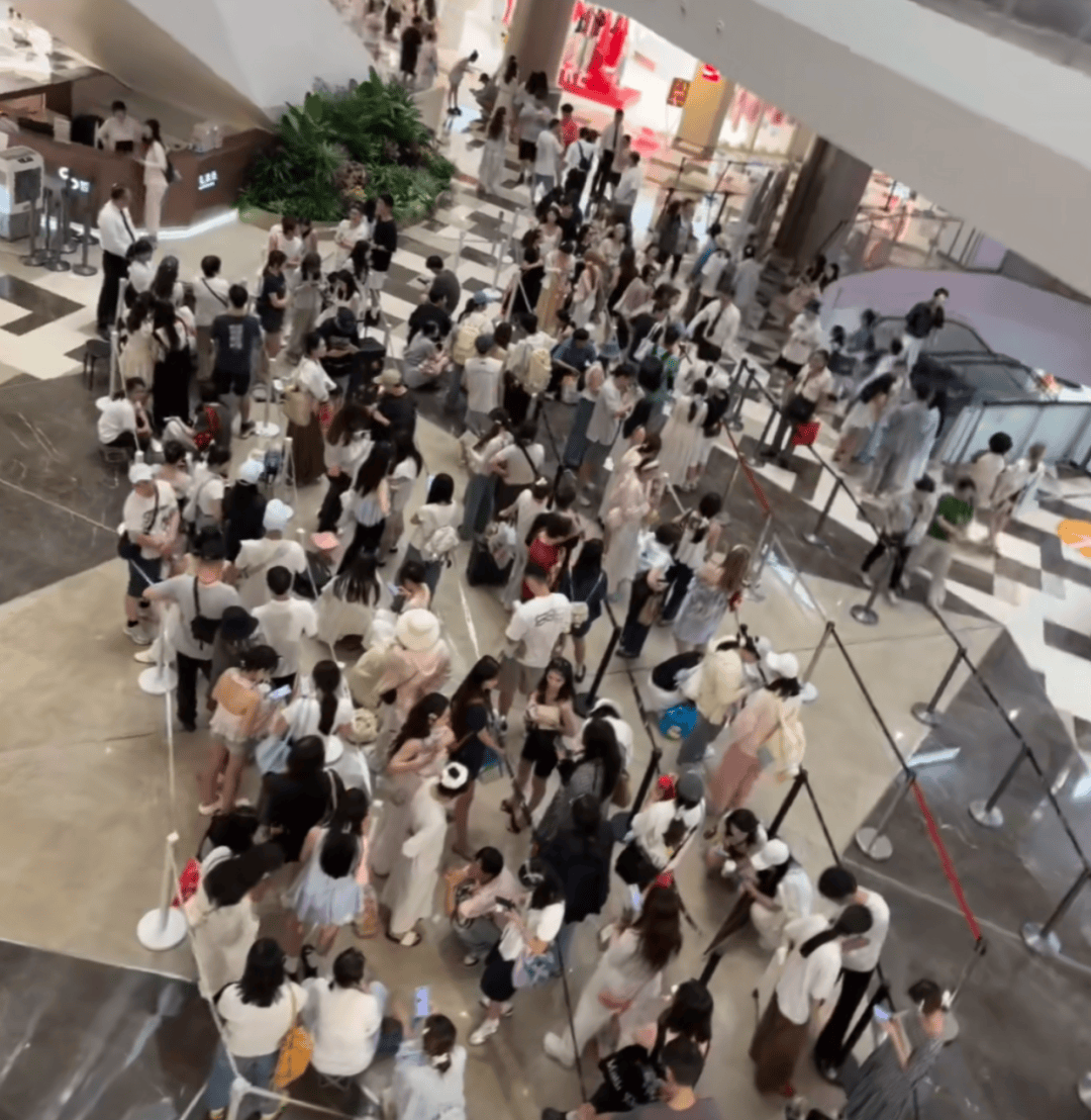 開(kāi)業(yè)第一天就閉店！人多到崩潰，排隊(duì)超8小時(shí)，品牌道歉，補(bǔ)償方案公布！