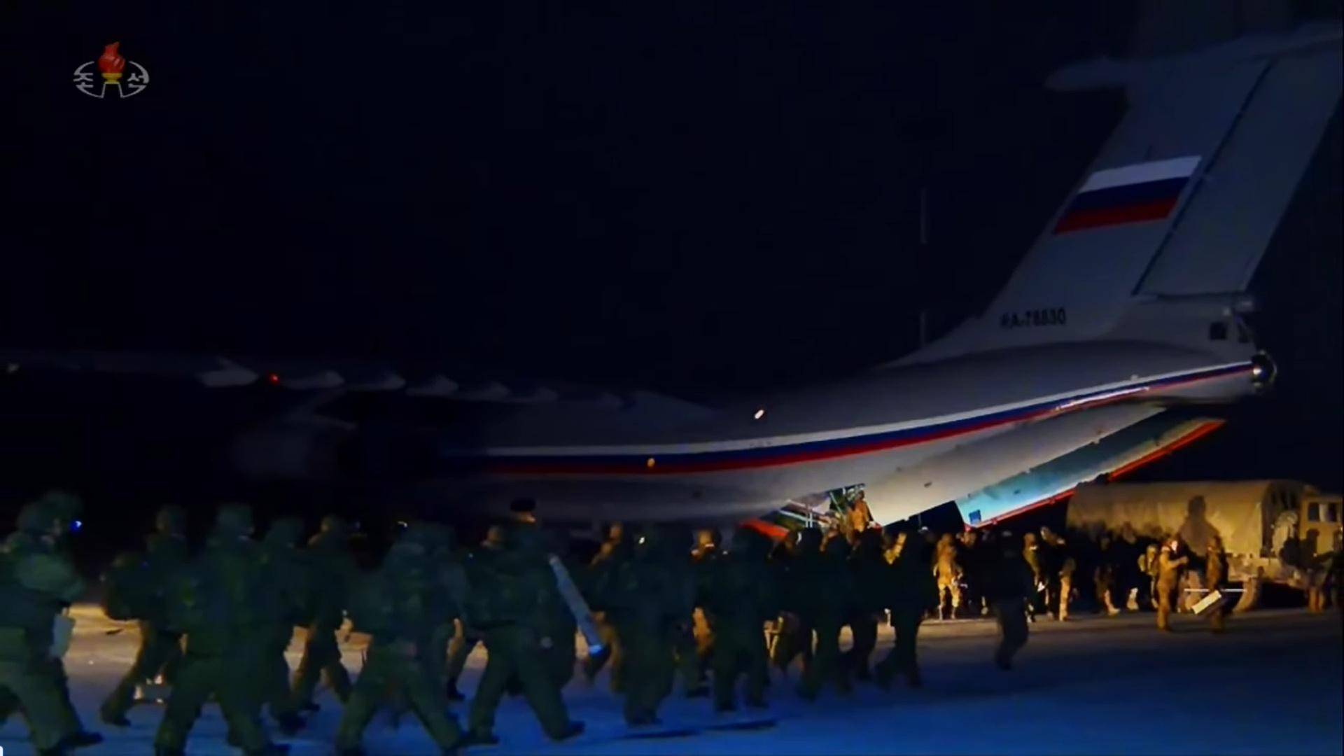 面對烏軍包圍，朝鮮少校與11名特種兵死戰(zhàn)不退，牽著手拉響光榮彈