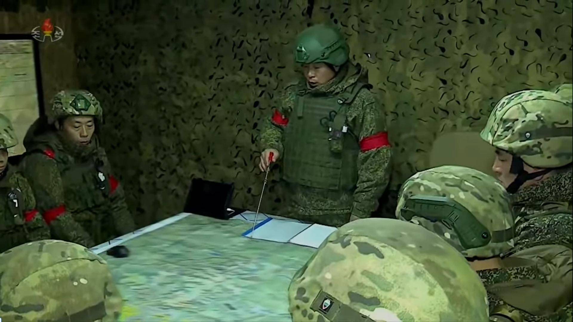 面對烏軍包圍，朝鮮少校與11名特種兵死戰(zhàn)不退，牽著手拉響光榮彈
