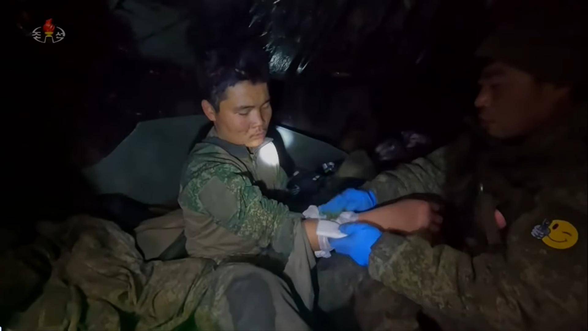 面對烏軍包圍，朝鮮少校與11名特種兵死戰(zhàn)不退，牽著手拉響光榮彈