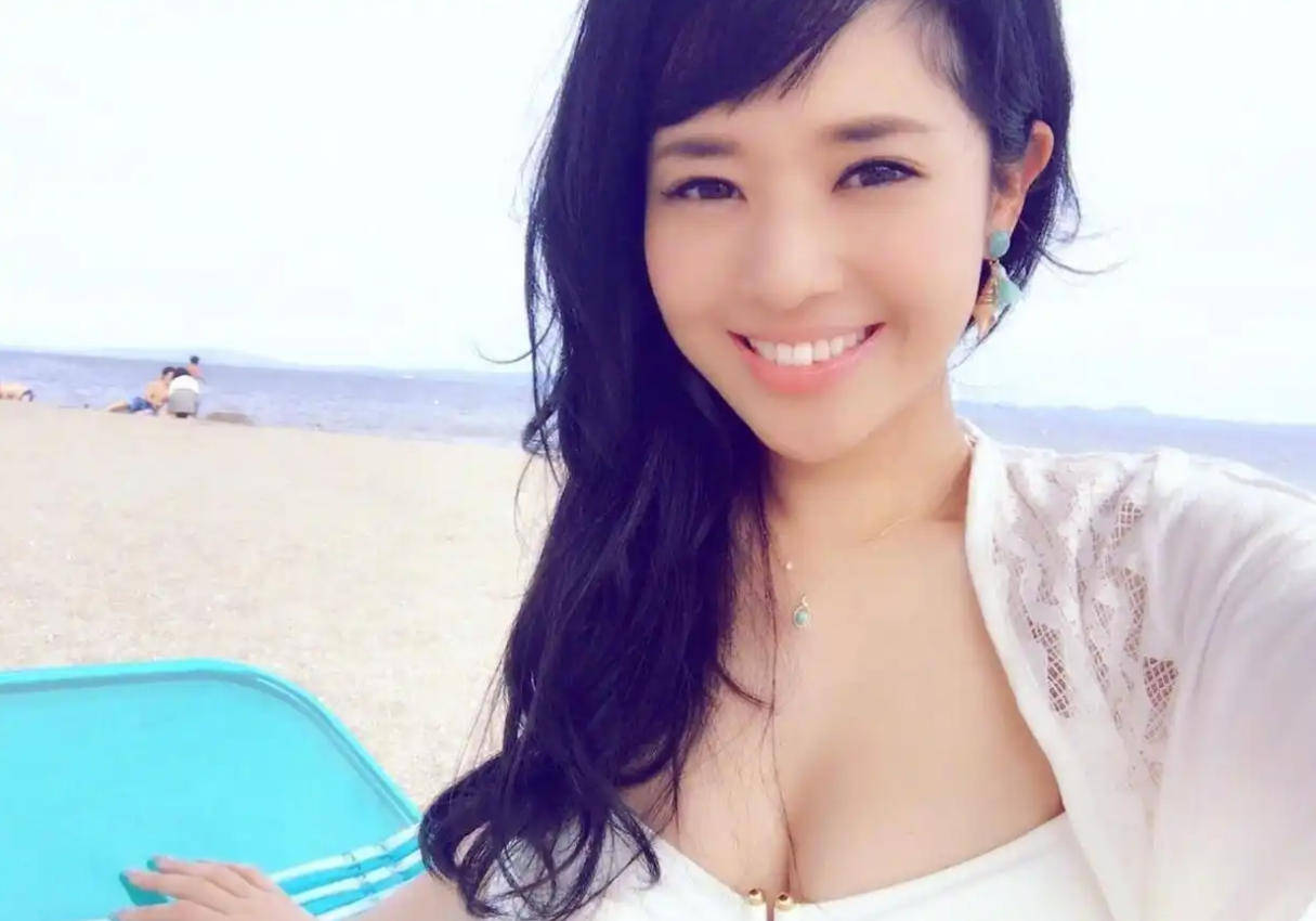 44歲蒼井空驚艷亮相香港娛樂場所開幕式，超深V禮服盡顯魅力