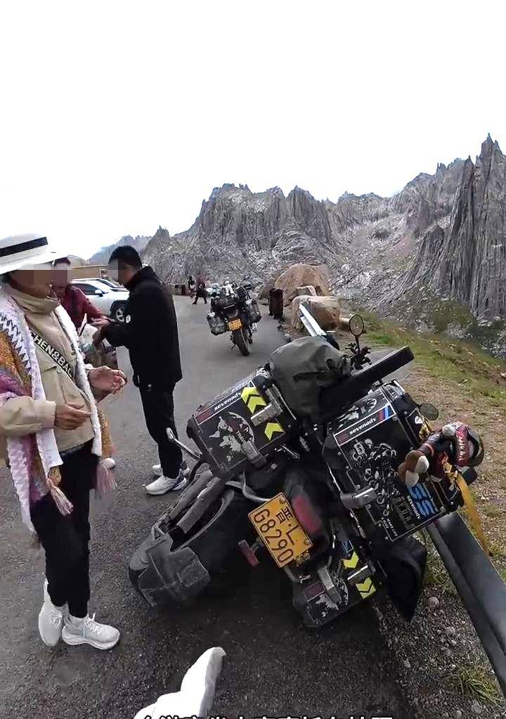 大媽私坐價值20萬摩托拍照卻將車弄翻，賠1000元后拉黑車主，4S店：修好約需2萬元