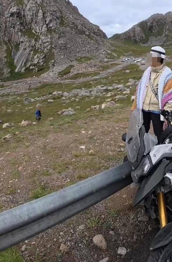 大媽私坐價值20萬摩托拍照卻將車弄翻，賠1000元后拉黑車主，4S店：修好約需2萬元