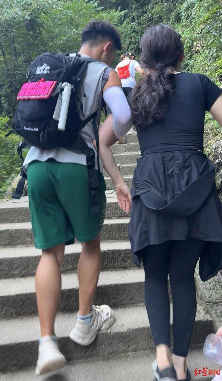 揭秘峨眉山陪爬團隊：已陪爬千名游客九成為女性，不會主動拉背扛抱，主要保障安全