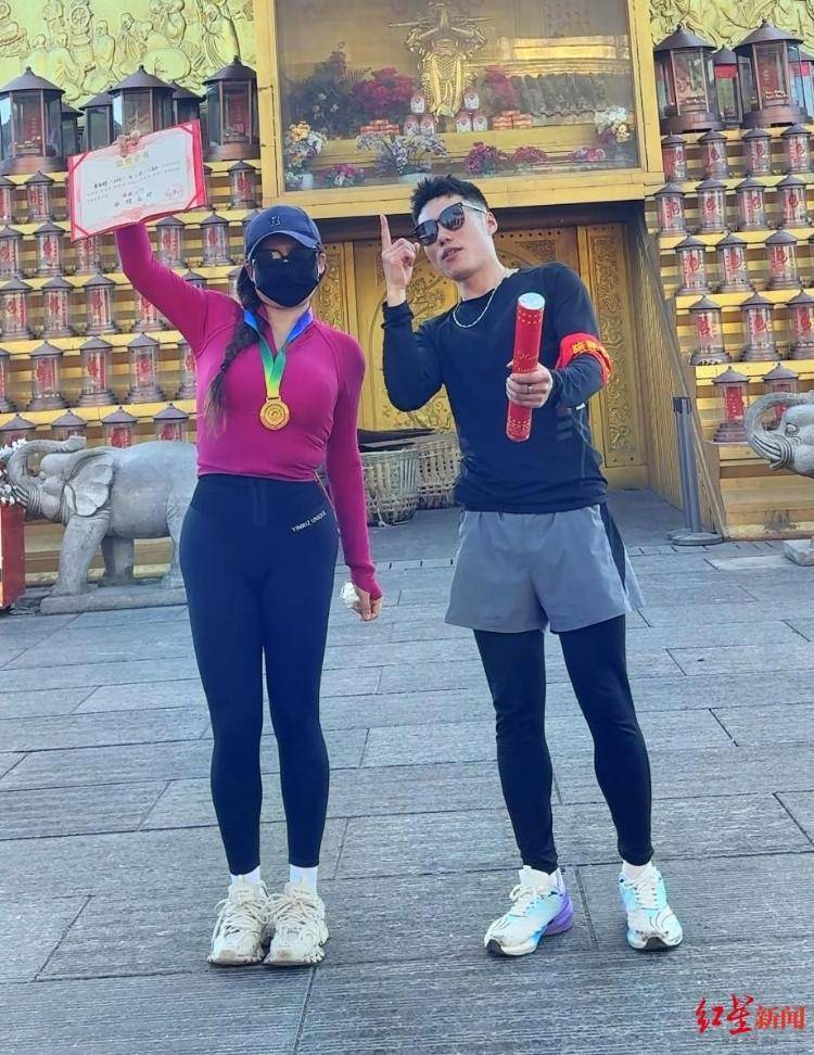 揭秘峨眉山陪爬團隊：已陪爬千名游客九成為女性，不會主動拉背扛抱，主要保障安全