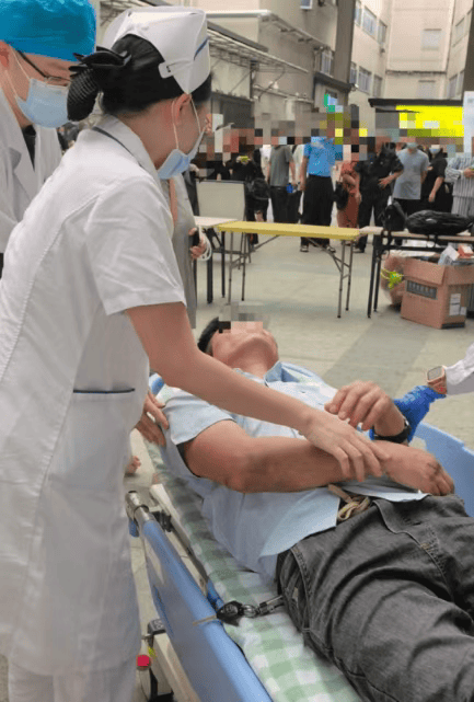 東莞一男子陪同家人就診時(shí)突然倒地，護(hù)士“火眼金睛”搶回生機(jī)