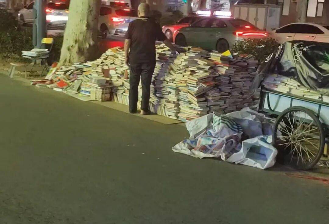 鄭州一大爺街頭擺攤賣書近40年，最便宜3元一本：堅(jiān)持是因?yàn)槠湟饬x遠(yuǎn)大于掙錢