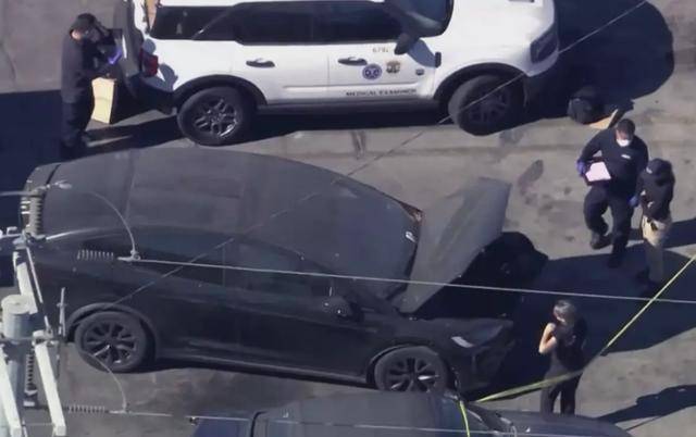 知名歌手名下特斯拉車內(nèi)發(fā)現(xiàn)尸體，死者身份不明