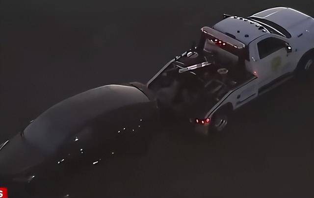 知名歌手名下特斯拉車內(nèi)發(fā)現(xiàn)尸體，死者身份不明