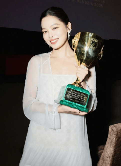 辛芷蕾稱收到女演員們集體送祝福：我們之間的氛圍都很好