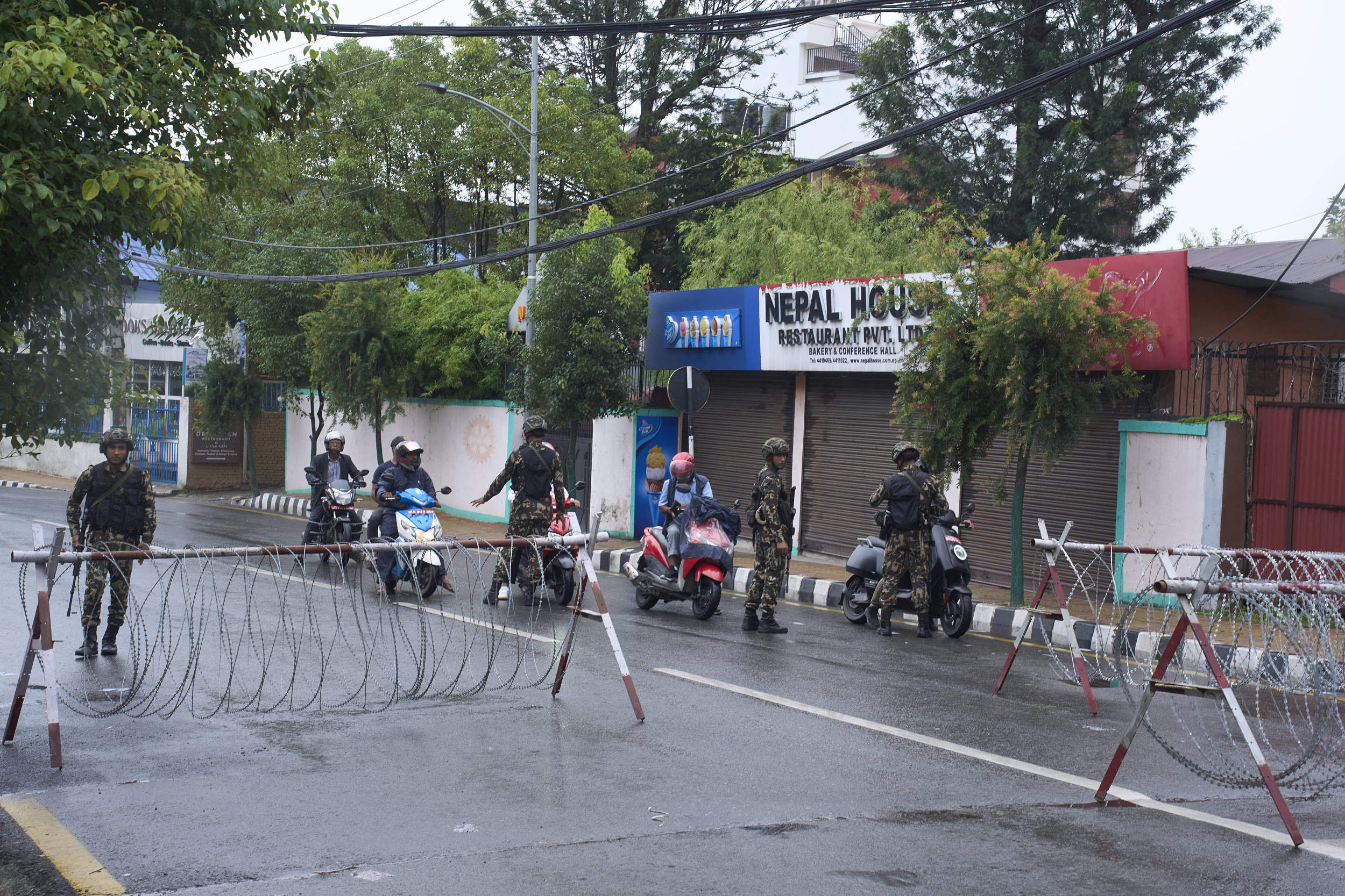 尼泊爾局勢初步改善，中國使館提醒遵守當(dāng)?shù)毓芸匾?></p>
<p>9月8日，由年輕人主導(dǎo)的示威活動席卷了首都加德滿都，他們對Facebook, X、YouTube等社交媒體網(wǎng)站遭政府封禁而感到憤怒。期間警察向人群開槍，造成19人死亡。隨后抗議活動擴(kuò)大到對政府的批評，以及對國家政治精英腐敗的指控。</p>
<p>第二天，盡管社交媒體禁令解除，總理奧利辭職，但示威仍繼續(xù)進(jìn)行。示威者焚燒多座政府建筑、多處堵路發(fā)生縱火、暴力騷亂等，引發(fā)政局動蕩，安全形勢嚴(yán)峻，加德滿都的特里布萬國際機(jī)場、博克拉國際機(jī)場暫停運營。</p>
<p>9月9日晚間，對這19人的死亡感到憤怒的數(shù)萬名抗議者仍留在街頭，封鎖道路，沖擊政府大樓，甚至襲擊政治領(lǐng)導(dǎo)人。軍用直升機(jī)已將部分高官運送到安全地點。</p>
<p>尼泊爾國土面積約為14.7萬平方公里，人口達(dá)3059萬。</p>
<p>2015年9月20日，尼泊爾頒布新憲法，確定尼泊爾為聯(lián)邦民主共和國。當(dāng)年10月，奧利當(dāng)選總理。2024年7月，尼共（聯(lián)）與尼共（毛中心）合作破裂，于是前者和大會黨牽頭組建新政府，奧利第四次任總理。今年73歲的奧利是尼共（聯(lián)）的主席、創(chuàng)始領(lǐng)導(dǎo)人。</p>
<p>在經(jīng)濟(jì)上，尼泊爾是世界上最不發(fā)達(dá)國家之一，上世紀(jì)90年代初起開始實行以市場為導(dǎo)向的自由經(jīng)濟(jì)政策，但由于政局多變和基礎(chǔ)設(shè)施薄弱，收效不彰。</p>
<p>該國嚴(yán)重依賴外援，其預(yù)算支出四分之一來自外國捐贈和貸款。主要援助國和國際組織是世界銀行、亞洲開發(fā)銀行、英國、美國、歐盟、印度、中國等。</p>
                			    
			</div>
			<div   id=