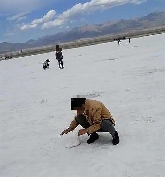 游客將茶卡鹽湖鋪路鹽成袋裝走 工作人員：原則上是不允許拿，可憑票免費(fèi)領(lǐng)