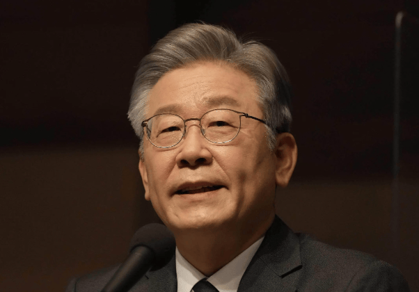 要么出手對付中國，要么放棄領(lǐng)土，李在明登機返回韓國，臨走前送中方15個字！