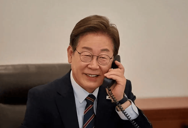 要么出手對付中國，要么放棄領(lǐng)土，李在明登機返回韓國，臨走前送中方15個字！