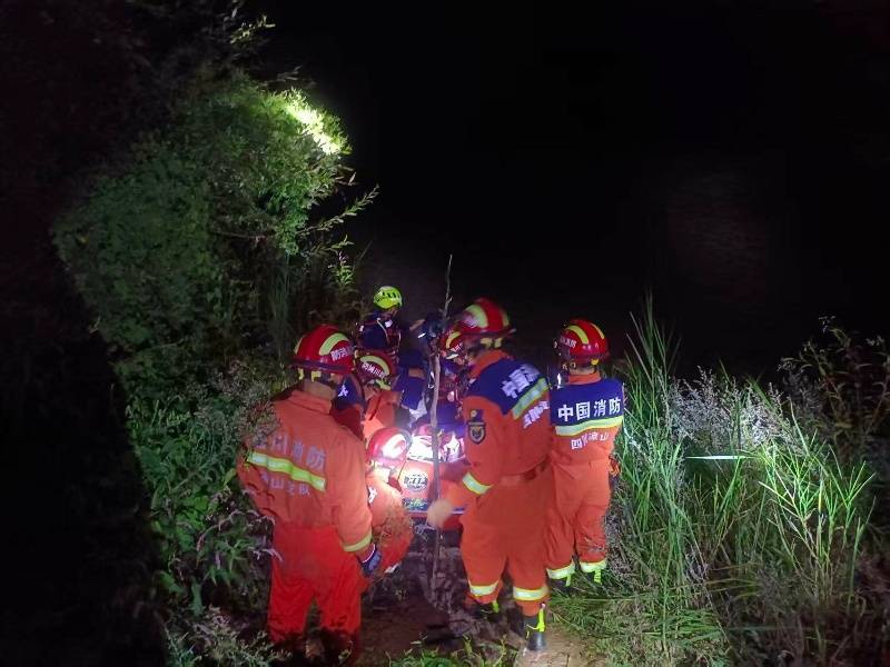 四川冕寧兩名電力工人上山作業(yè)迷路 消防緊急救援